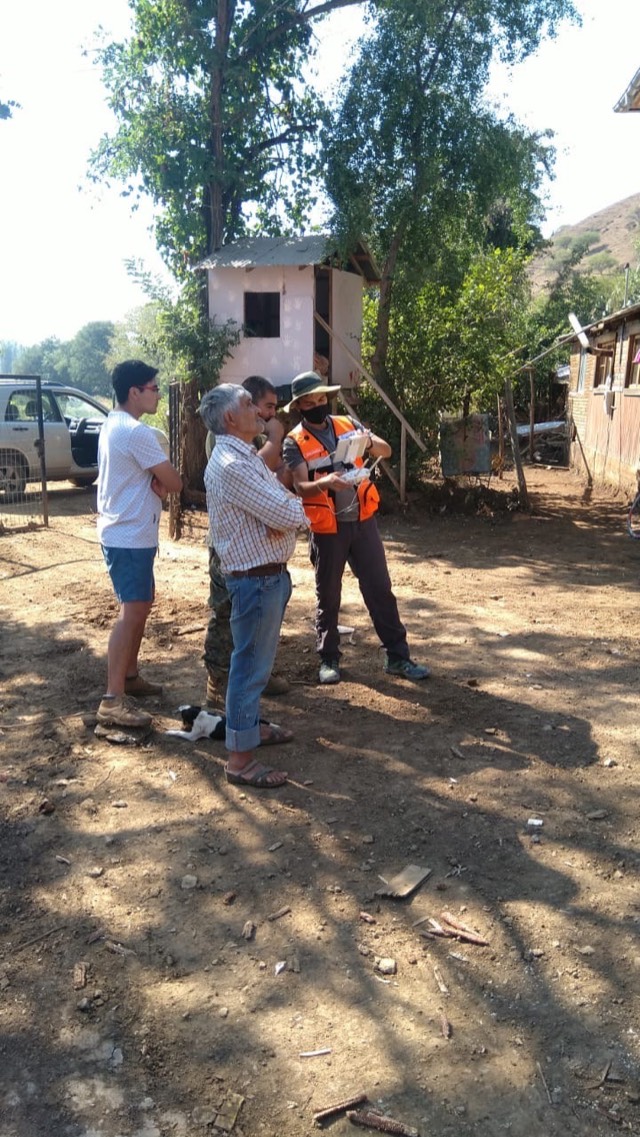 Equipo preparando un vuelo de dron en terreno