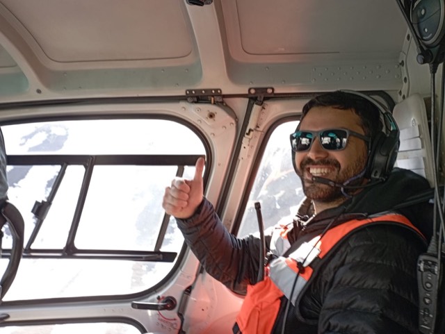 Profesional en un helicóptero durante una campaña de terreno