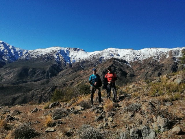 Dos profesionales en cerros andinos