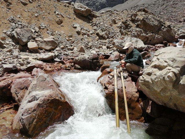 Mediciones con escalas junto a una cascada