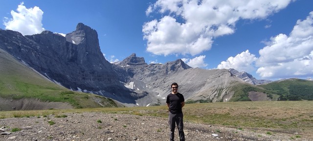 Profesional en un valle de montaña