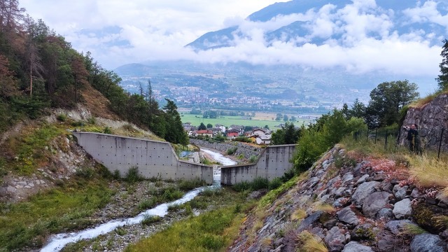 Obra de control de crecidas sobre un poblado de valle