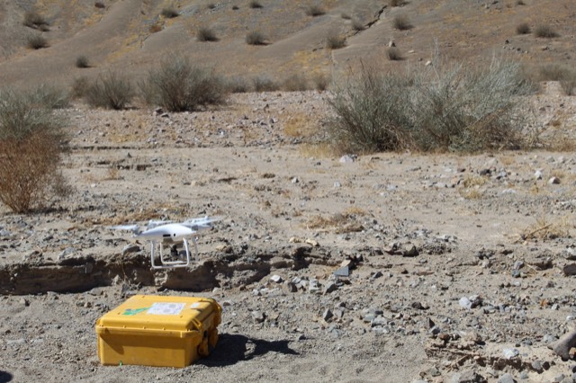 Dron y equipo de medición en terreno árido